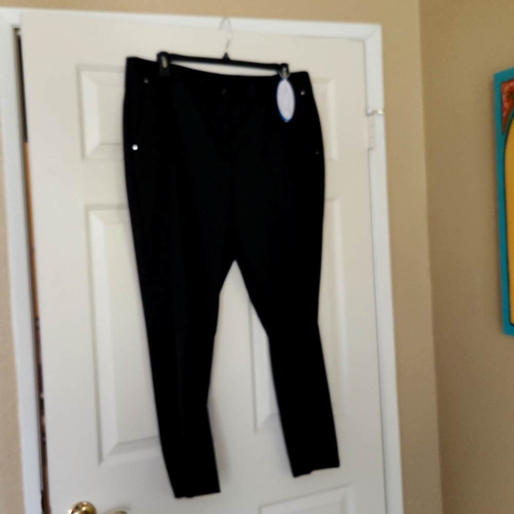 Ladies Greg Norman golf slacks. Feels like silk, moisture wicking, black,